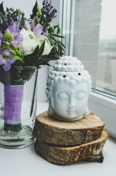 Духовное ритуальное медитационное лицо Будды на белом фоне. Сельский, весенний букет цветов лютик ranunculus, лаванда в вазе. Декор дома, натюрморт . — стоковое фото