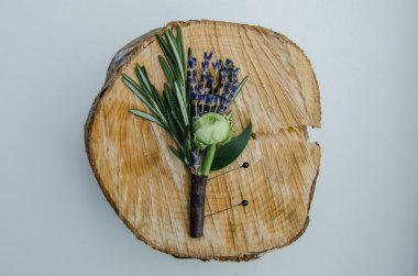 Düğünçiçeği, lavanta, biberiye ahşap speel üzerinde çiçek yaka çiçeği düğün. Damat ayrıntı, rustik tarzı. Üstten Görünüm. Beyaz arka plan.