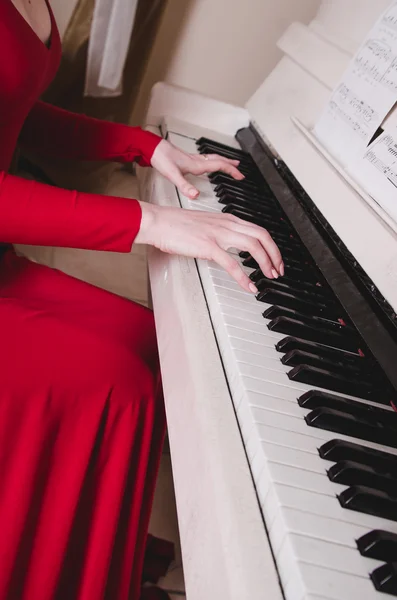 Donne mani su pianoforte a tastiera bianca, suonare la melodia. Musica concettuale Immagine Stock