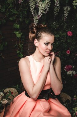 Sihirli portre romantik güzel kızın saç modeli, bej renkli gece elbisesi Çiçek bahçesinde ile. Moda kadın peri masalı Prenses, mistery orman yürüyüş hakkında. Yaratıcı sanat kavramı Fantasy.