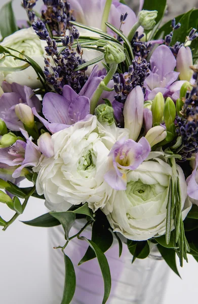 Moderno bellissimo bouquet di ranuncolo ranuncolo, fresia, fiori di lavanda su sfondo bianco. Concetto di matrimonio. Natura morta, rustico. Bouquet da sposa. Matrimonio. . — Foto Stock