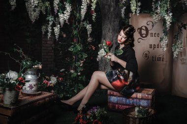 Sihirli portre romantik güzel kızın. Yaratıcı kavramı fantastik filmde.