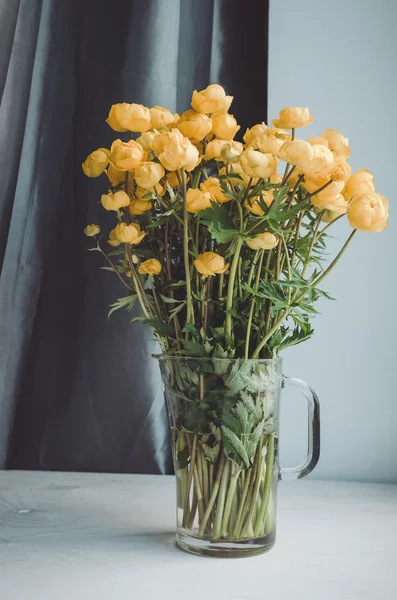 Mazzo fresco di fiori gialli estivi in vaso di vetro su sfondo bianco davanzale. Accogliente arredamento in stile rustico, concetto di natura morta. Villaggio, giardinaggio. Effetto filtro correzione tonale — Foto Stock