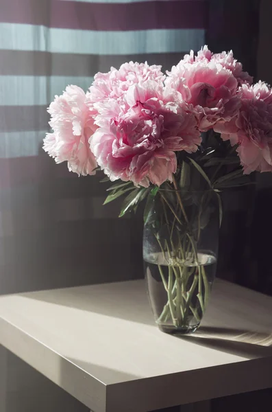 Bellissimo bouquet fresco di rosa peonie rose fiori in vaso di vetro sul tavolo con sfondo luce solare. Concetto di ora legale. Natura morta, stile rustico. floreale, arredamento domestico. Colori pastello viola — Foto Stock