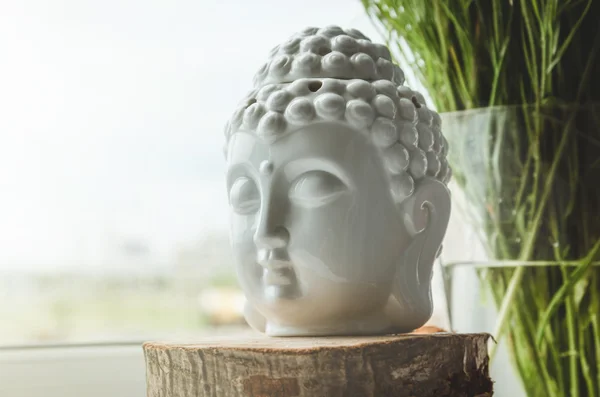 Zen rituale spirituale meditando volto bianco di Buddha su sfondo floreale verde. Concetto di religione, esoterismo. Natura morta, stile rustico. Arredo casa. Testo, spazio di copia Immagine Stock