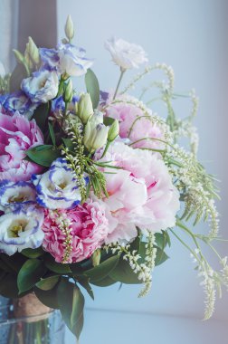 Pembe şakayık, gül, beyaz pencere eşik, krem rengi arka plan üzerinde vazo eustoma çiçekler güzel buket. İlkbahar veya yaz güzel . Taze çiçek, ev dekorasyonu. Pastel renkler mor, yeşil. Yer