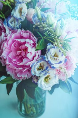 Pembe şakayık, gül, beyaz pencere eşik, krem rengi arka plan üzerinde vazo eustoma çiçekler güzel buket. İlkbahar veya yaz güzel . Taze çiçek, ev dekorasyonu. Pastel renkler mor, yeşil. Yer