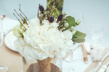 Beyaz karanfil, Şakayık, tablo zanaat arka plan üzerinde vazoda gül çiçekler güzel buket. Güzel nosegay. Kış Düğün Çiçek dekorasyonu. İki Yataklı çiçek. Metin, boşaltmak