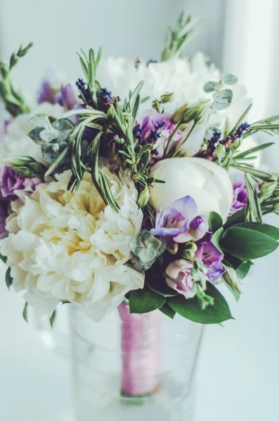 Bellissimo bouquet da sposa tenero, sfondo bianco. Fiori di peonia nuziale con fresia blu, lavanda lilla, rose. Stile rustico. Vacanza concetto floristico. Colori pastello, soft focus . — Foto Stock