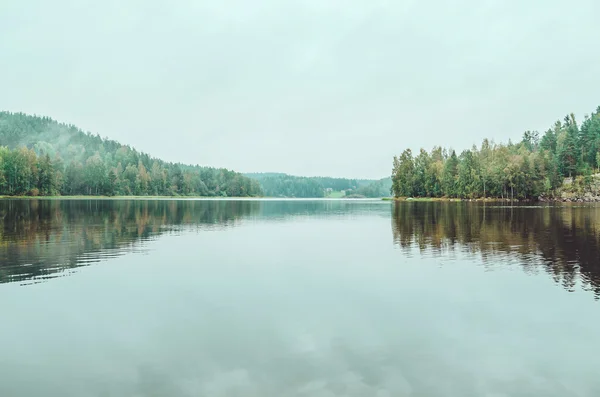 Göl, çam ağaçları, Rusya'nın Kuzey Karelya Cumhuriyeti, Ladoga, bölgedeki doğal taş Sahil güzel sonbahar manzara. Sonbahar orman, Rus turizm ve seyahat kavramı.