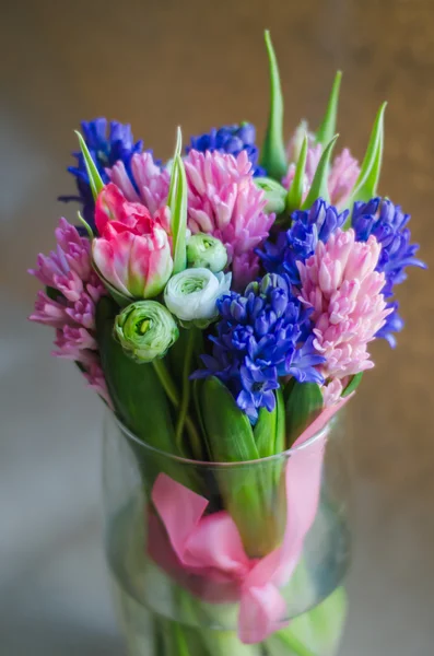 Boquet primaverile di fiori in vaso su cartolina — Foto Stock
