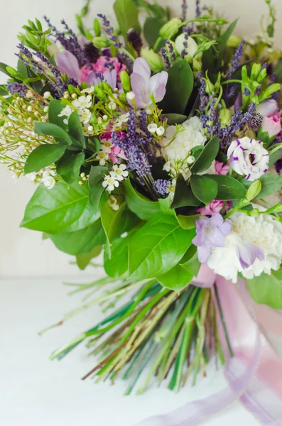 Boquet di primavera di fiori per regalo — Foto Stock