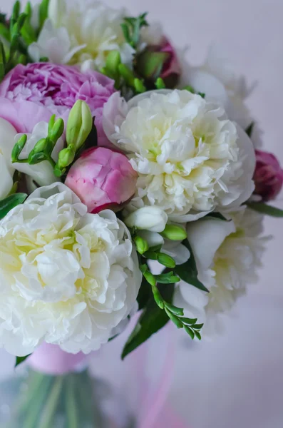 Bouquet da sposa di fiori di nozze peonia bianca e rosa. Decorazione giorno del matrimonio. Bellissimi fiori da sposa. Fiori nuziali. Matrimonio. Foto Stock Royalty Free