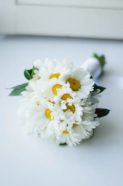 Bouquet da sposa di camomilla su sfondo bianco — Foto Stock