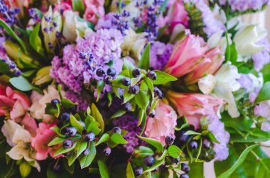 Güzel Romantik bahar çiçekleri çilek bulanıklaştırır makro