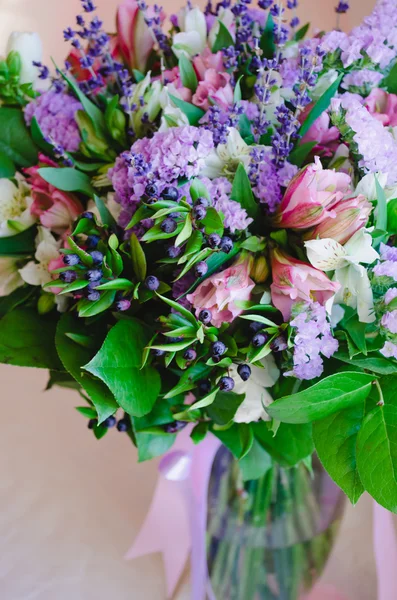 Bellissimo bouquet romantico primavera di fiori in un vaso — Foto Stock