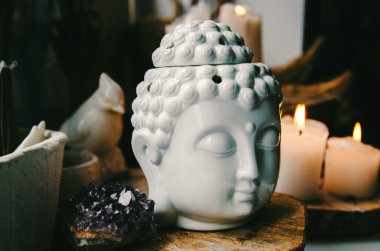 Buda ametist mum eski ahşap arka plan üzerinde manevi ritüel meditasyon yüz