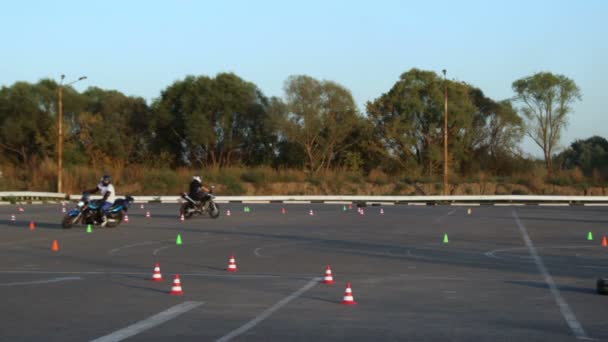 Lipetsk, Rusko - 26. září 2015: školení Moto Gymkhana, motocykl jízda motorkáře Moto Gymkhana lekce — Stock video