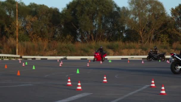 Motorfiets lessen Moto Gymkhana motorrijders rijden — Stockvideo