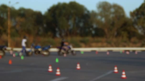 Clases de conducción de motocicletas Moto Gymkhana Motociclistas — Vídeo de stock