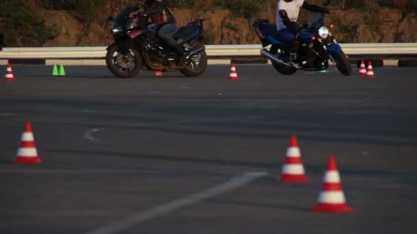 Lipetsk, Rusland - 26 September 2015: opleiding Moto Gymkhana, motorfiets lessen Moto Gymkhana motorrijders rijden — Stockvideo
