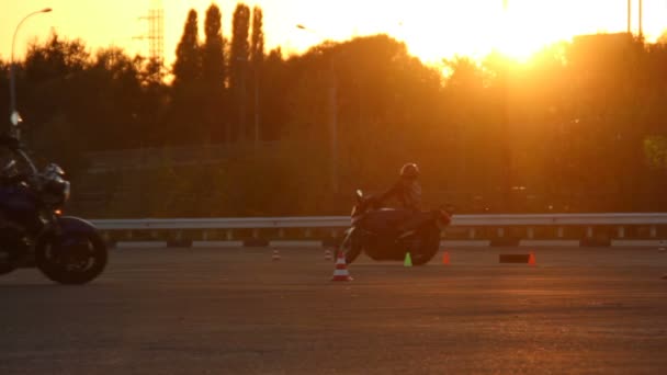 Lipetsk, Rusya Federasyonu - 26 Eylül 2015: Moto Gymkhana eğitim, motosiklet sürüş dersleri Moto Gymkhana motosiklet batımında döngüler arka plan — Stok video