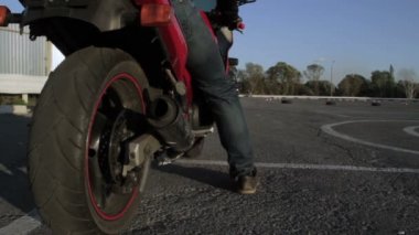 bir motosiklet üzerinde bir yerden motosikletçi başlar
