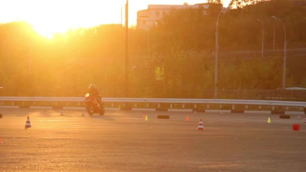 Lipetsk, Federación Rusa - 26 de septiembre de 2015: Entrenamiento Moto Gymkhana, Lecciones de conducción de motocicletas Moto Gymkhana Motoristas al atardecer — Vídeos de Stock