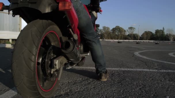 Motorradfahrer startet von einem Platz auf einem Motorrad — Stockvideo