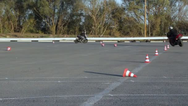 摩托车驾驶课交通锥 Moto 运动会骑摩托车的人之间 — 图库视频影像