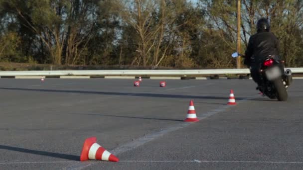 Motorrad-Praxis im Verkehr zwischen Kegeln moto gymkhana Motorradfahrer — Stockvideo