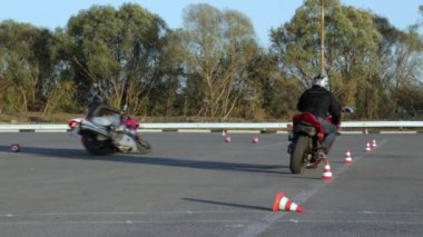 Motosiklet sürüş trafik konileri Moto Gymkhana motosiklet arasında