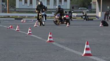 Trafik konileri Moto Gymkhana motosiklet arasında pratikte motosiklet