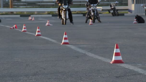 Липецк, Российская Федерация - 3 ноября 2015 г.: Тренинг "Мото Гимхана", Занятия по вождению мотоцикла между дорожными конусами "Мото Гимхана" — стоковое видео