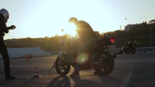 Motociclistas pilotos compiten en el paso de la pista — Vídeo de stock