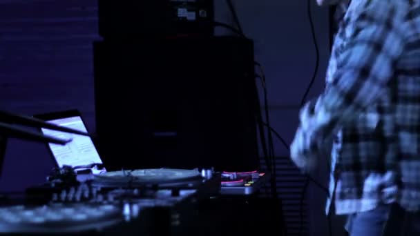 DJ dansant à la discothèque en lumière bleue — Video