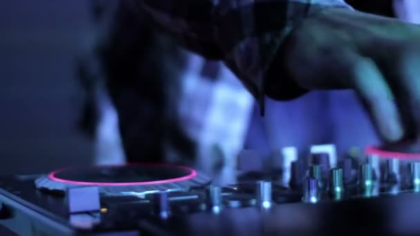 Mãos de DJ que mistura faixas de música PC mixer em vídeo loop de boate 7 — Vídeo de Stock