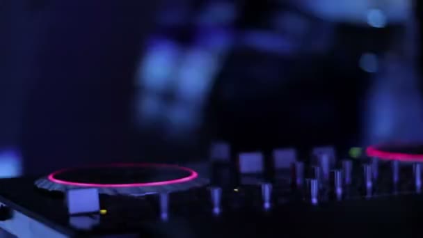 DJ dançando na discoteca em luz azul 2 — Vídeo de Stock