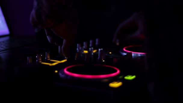 Руки діджея, який змішує музичні треки мікшер ПК в нічному клубі 2 — стокове відео