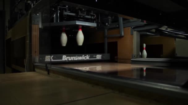 Μόσχα, Ρωσική Ομοσπονδία - 12 Μαΐου 2015: Bowling club μπόουλινγκ «Το κόκκινο μπαλόνι» διαγωνισμοί μεταξύ Τζούνιορς 12 Μαΐου skittles γκρο πλαν — Αρχείο Βίντεο