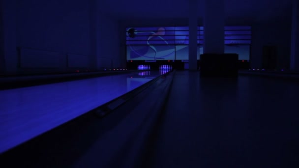 Μόσχα, Ρωσική Ομοσπονδία - 12 Μαΐου 2015: Bowling club "Κόκκινο μπαλόνι" μπόουλινγκ διαγωνισμούς μεταξύ των juniors 12 Μαΐου η κάμερα περνάει μέσα από τα κομμάτια για να ρίξει — Αρχείο Βίντεο