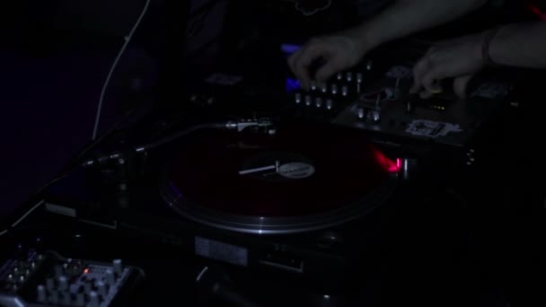 Moskova, Venäjän federaatio 22. marraskuuta 2015: Party in the club "Friday", DJ raapiminen vinyyli kirjaa ja sekoittaminen kansilla disco Yökerho 2 — kuvapankkivideo