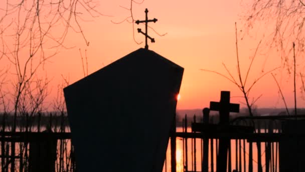 Monumento del cementerio al atardecer — Vídeos de Stock