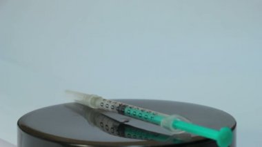 Beyaz bir arka plan üzerinde döndürme şırınga