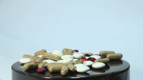 Mnoho různých spřádání léky prášky otočit — Stock video
