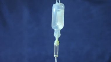 mavi bir arka plan üzerinde damla sayacı
