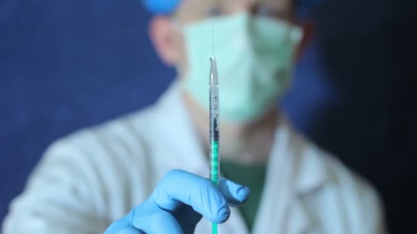 Arts controleren de spuit voor injectie — Stockvideo