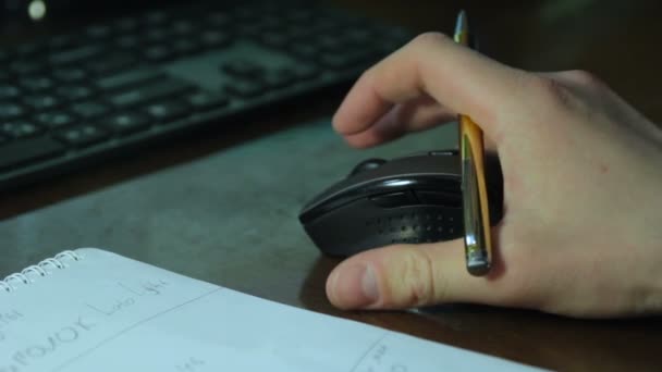 Maus in der Hand und in Lesezeichen schreiben — Stockvideo
