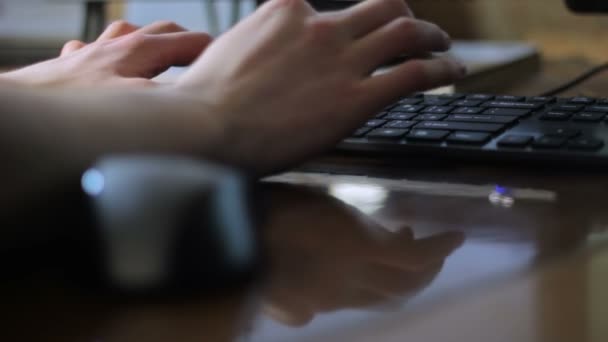 Руки на клавиатуре — стоковое видео