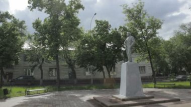 Vladimir Lenin iki katlı binanın önünde Mall Lipetsk, Rusya Federasyonu - 25 Mayıs 2016: anıt